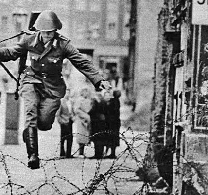 Sprung in die Freiheit: Ostdeutscher Soldat flieht über die Grenze und die Geschichte hinter einem der berühmtesten Fotos aus der Zeit des Kalten Krieges.