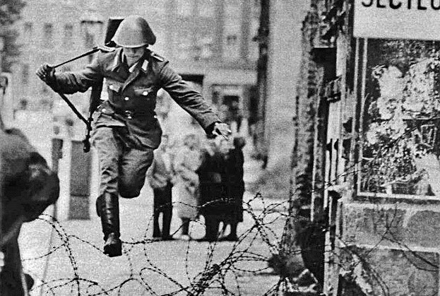 Sprung in die Freiheit: Ostdeutscher Soldat flieht über die Grenze und die Geschichte hinter einem der berühmtesten Fotos aus der Zeit des Kalten Krieges.