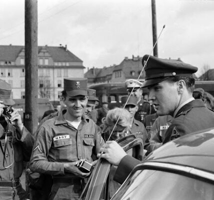 Vintage Fotografien von Elvis Presley im Jahr 1960, als er die Armee verließ und in die Staaten zurückkehrte