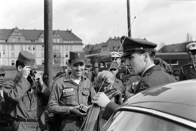 Vintage Fotografien von Elvis Presley im Jahr 1960, als er die Armee verließ und in die Staaten zurückkehrte