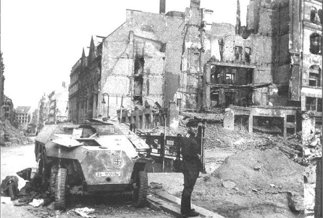 Schwarz-Weiß-Fotos des zerstörten Berlins im Jahr 1945.