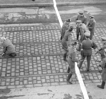 22 Vintage-Fotografien fangen das alltägliche Leben rund um die Berliner Mauer in den 1950er und frühen 1960er Jahren ein