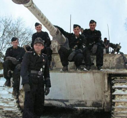 Die Pattsituation am Checkpoint Charlie: Sowjetische Panzer stehen amerikanischen Panzern gegenüber, 1961