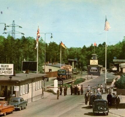 50 faszinierende Farbfotos, die Straßenszenen in Deutschland im Jahr 1963 einfangen