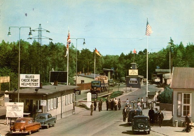 50 faszinierende Farbfotos, die Straßenszenen in Deutschland im Jahr 1963 einfangen