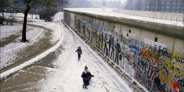 Diese Fotos zeigen den Alltag an der Berliner Mauer, 1985-1986