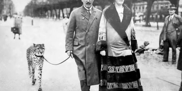 Carl und Ida Krone schlendern mit ihrem Geparden durch Berlin, 1924