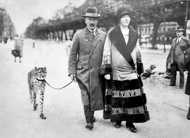 Carl und Ida Krone schlendern mit ihrem Geparden durch Berlin, 1924