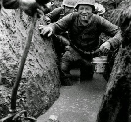 Deutsche Soldaten in den überfluteten Schützengräben, 1943