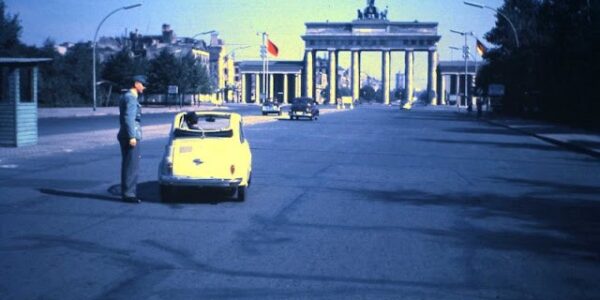 40 erstaunliche Farbfotos fangen Straßenszenen von Berlin in den späten 1950er Jahren ein