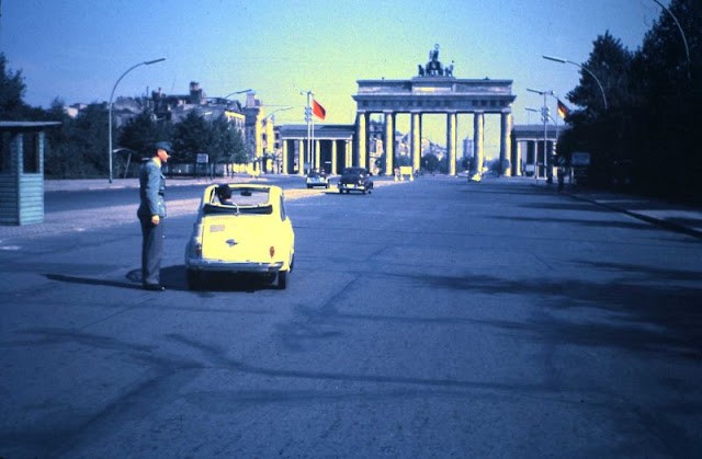 40 erstaunliche Farbfotos fangen Straßenszenen von Berlin in den späten 1950er Jahren ein