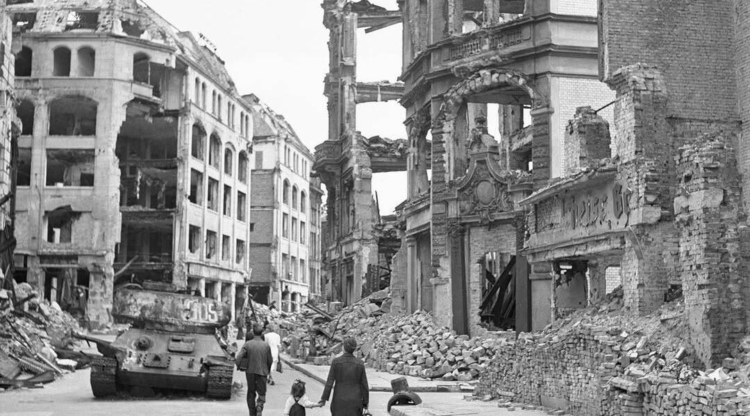 22 Vintage-Fotografien fangen das alltägliche Leben rund um die Berliner Mauer in den 1950er und frühen 1960er Jahren ein