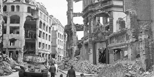 22 Vintage-Fotografien fangen das alltägliche Leben rund um die Berliner Mauer in den 1950er und frühen 1960er Jahren ein