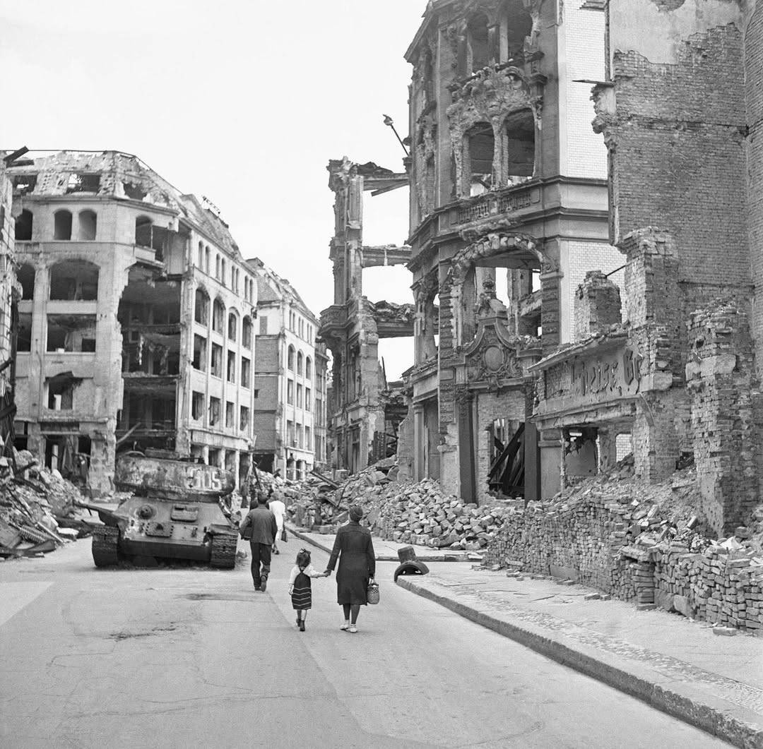 22 Vintage-Fotografien fangen das alltägliche Leben rund um die Berliner Mauer in den 1950er und frühen 1960er Jahren ein