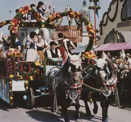 Faszinierende Vintage-Fotos von Menschen, die in den 1960er Jahren das Oktoberfest feierten