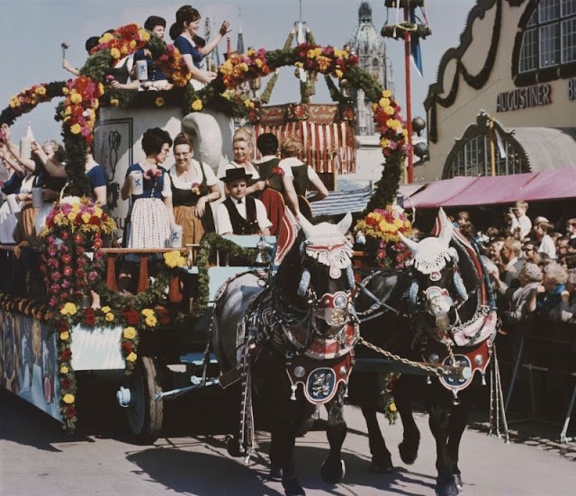 Faszinierende Vintage-Fotos von Menschen, die in den 1960er Jahren das Oktoberfest feierten