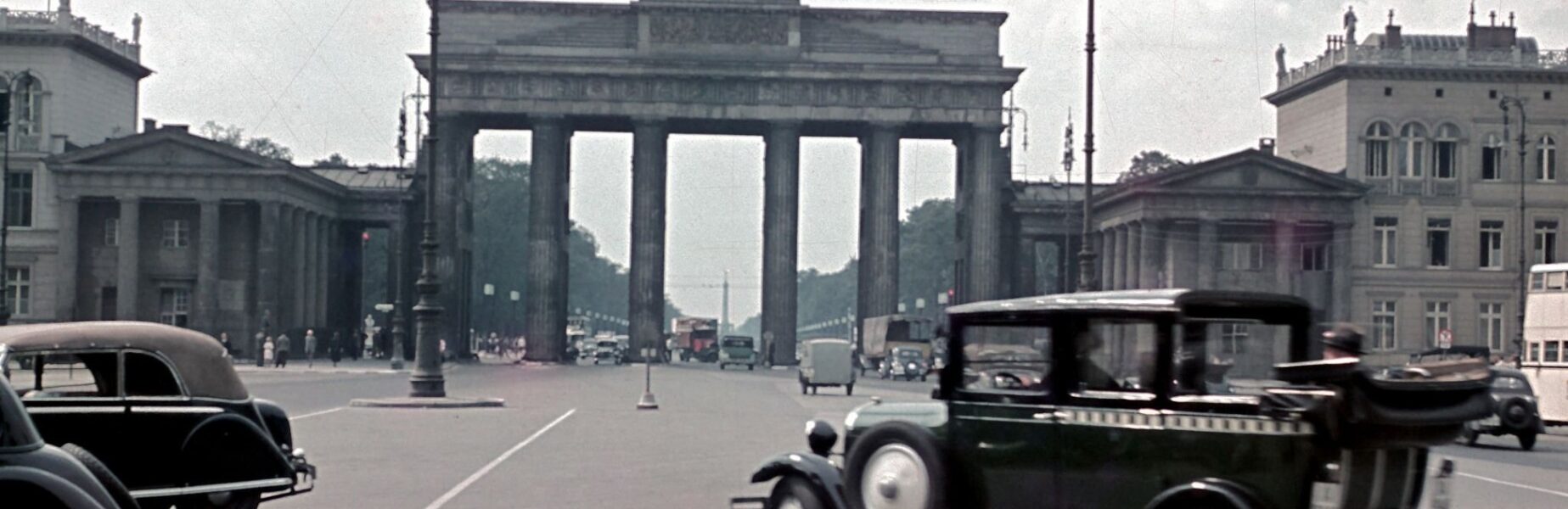 40+ Schwarz-Weiß-Schnappschüsse zeigen den Alltag in Berlin im Winter 1964