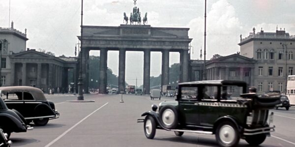 40+ Schwarz-Weiß-Schnappschüsse zeigen den Alltag in Berlin im Winter 1964