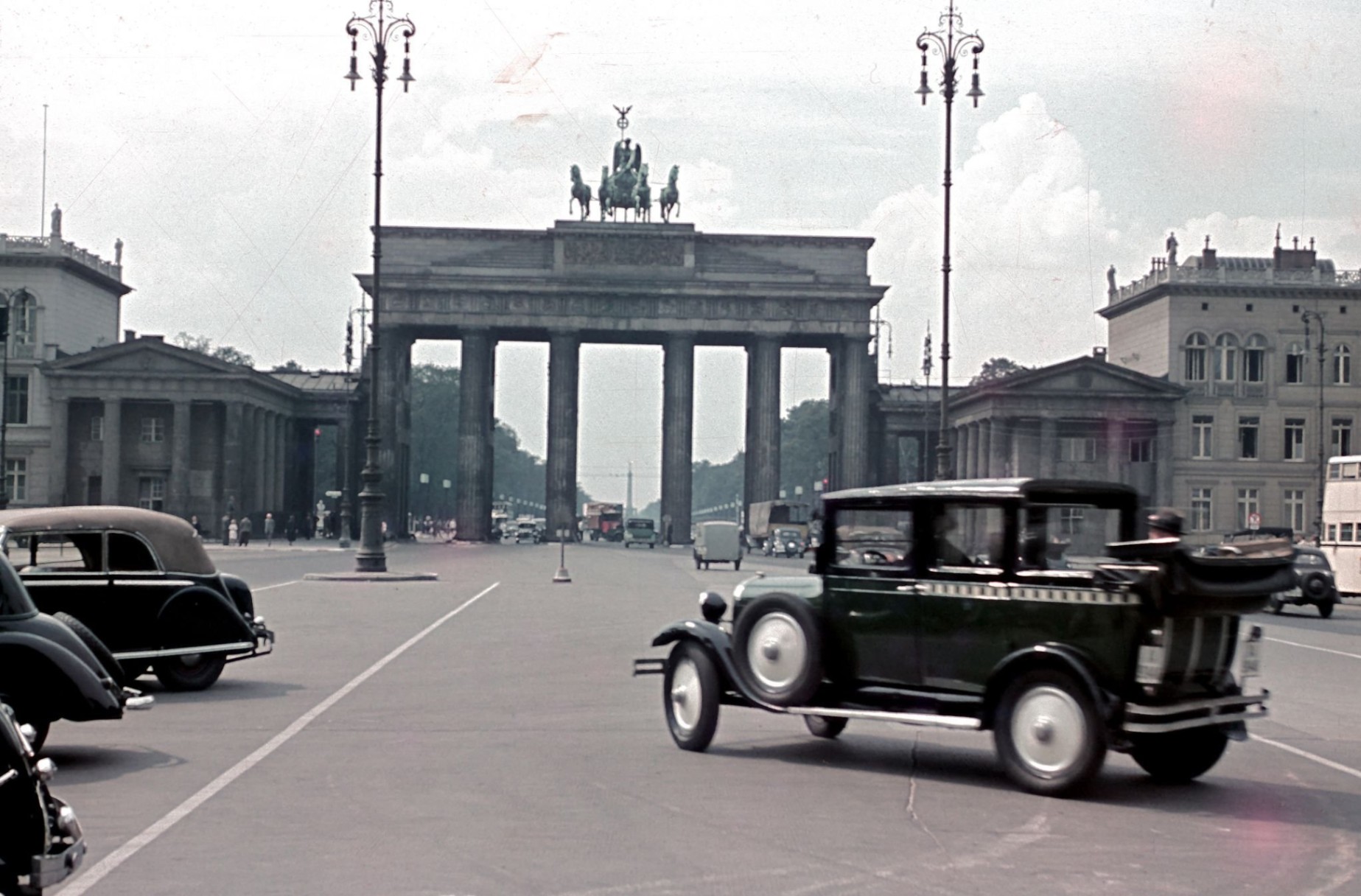 40+ Schwarz-Weiß-Schnappschüsse zeigen den Alltag in Berlin im Winter 1964