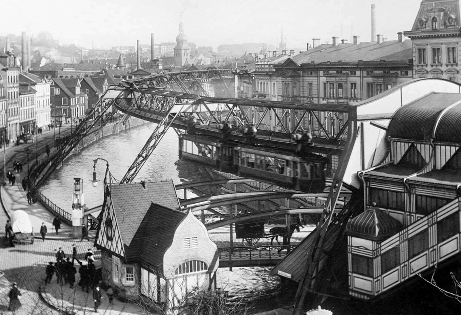 Die Wuppertaler Schwebebahn, die älteste elektrische Hochbahn, 1913