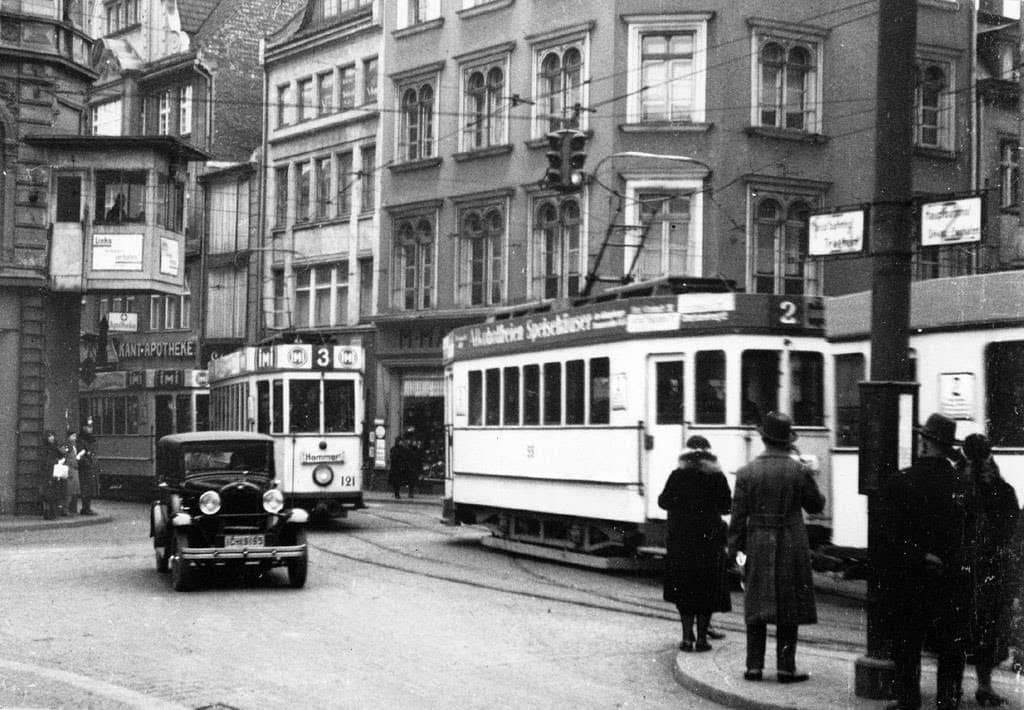 40+ erstaunliche Fotos fangen Berliner Straßenszenen der 1930er Jahre ein