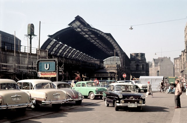 Berauschende Farbfotografien aus dem Berlin der frühen 1950er Jahre“ klingt doch ansprechend, oder?