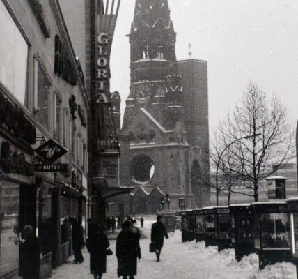 40+ Schwarz-Weiß-Schnappschüsse zeigen den Alltag in Berlin im Winter 1964