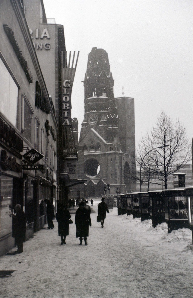 40+ Schwarz-Weiß-Schnappschüsse zeigen den Alltag in Berlin im Winter 1964