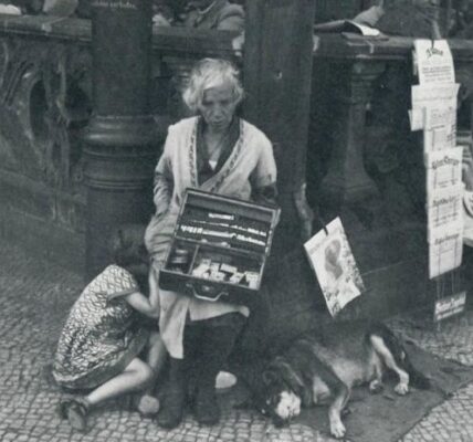 Straßenszenen aus Berlin in den 1920er Jahren in beeindruckenden Fotos.