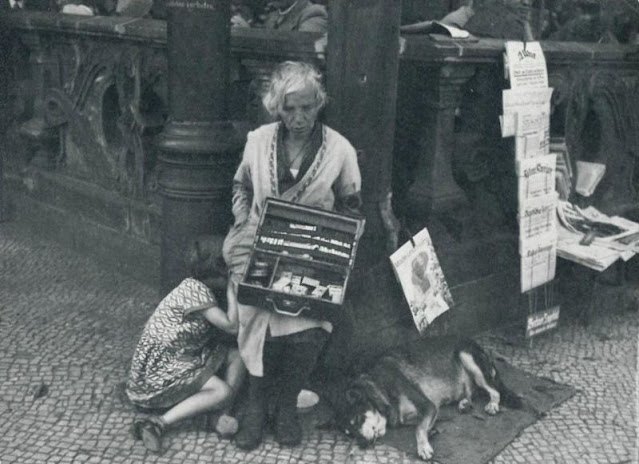 Straßenszenen aus Berlin in den 1920er Jahren in beeindruckenden Fotos.