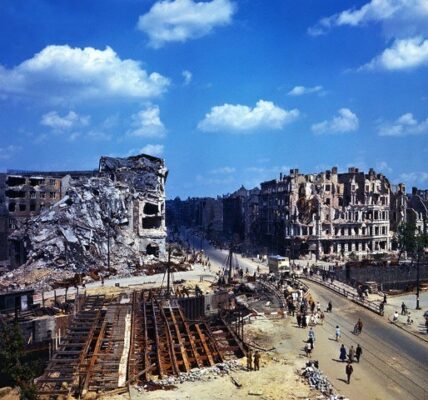 Erstaunliche Farbfotos fangen Berlin im Sommer 1945 ein, direkt nach dem Fall