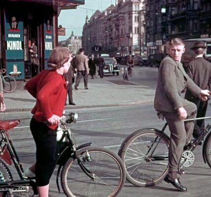 Seltene Farbfotografien, die Straßenszenen im Berlin der 1930er Jahre festhalten