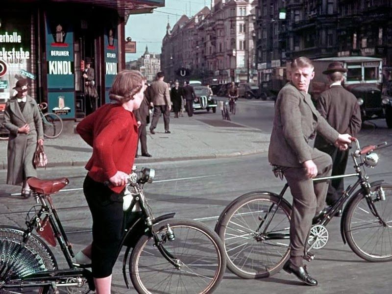 Seltene Farbfotografien, die Straßenszenen im Berlin der 1930er Jahre festhalten