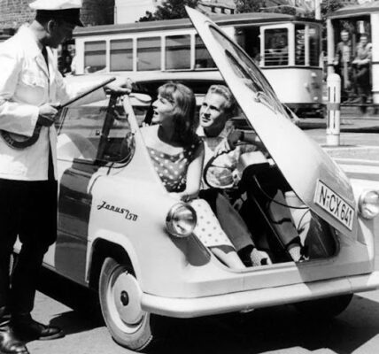 Vintage-Fotos des doppelgesichtigen deutschen Kleinstwagens Zündapp Janus aus den späten 1950er Jahren