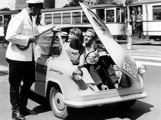 Vintage-Fotos des doppelgesichtigen deutschen Kleinstwagens Zündapp Janus aus den späten 1950er Jahren