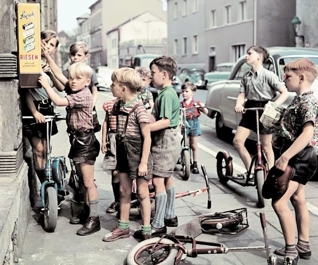 Seltene und faszinierende Farbfotos fangen das alltägliche Leben im Deutschland der 1950er und 1960er Jahre nach dem Krieg ein