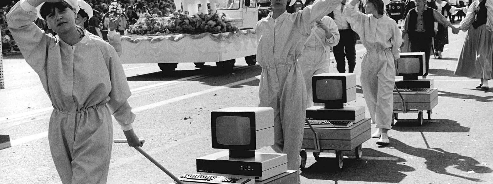 Ostdeutschlands Feier zum 750. Jahrestag Berlins: Eine Parade tragbarer Computer, Bikinis und anderer Kuriositäten, 1987