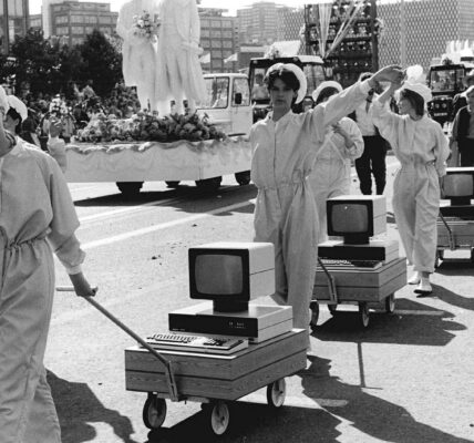 Ostdeutschlands Feier zum 750. Jahrestag Berlins: Eine Parade tragbarer Computer, Bikinis und anderer Kuriositäten, 1987