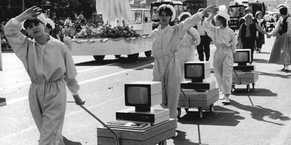 Ostdeutschlands Feier zum 750. Jahrestag Berlins: Eine Parade tragbarer Computer, Bikinis und anderer Kuriositäten, 1987