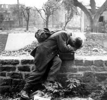 Ein deutscher Soldat kehrt nach dem Zweiten Weltkrieg in seine Heimat zurück und erfährt gerade, dass seine ganze Familie getötet und sein Haus durch die Luftangriffe der Alliierten zerstört wurde.