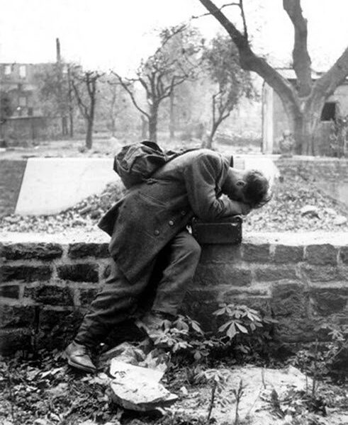 Ein deutscher Soldat kehrt nach dem Zweiten Weltkrieg in seine Heimat zurück und erfährt gerade, dass seine ganze Familie getötet und sein Haus durch die Luftangriffe der Alliierten zerstört wurde.