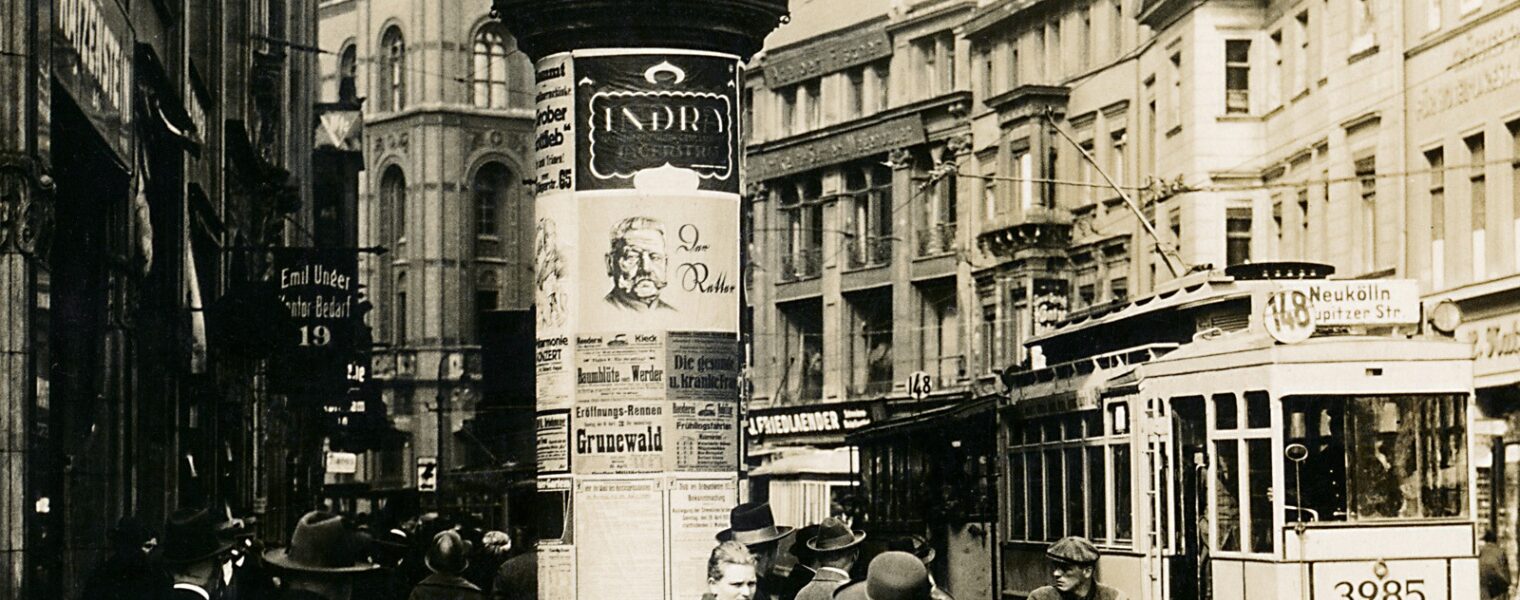 Straßenszenen Berlins während der 1920er Jahre durch erstaunliche Fotos