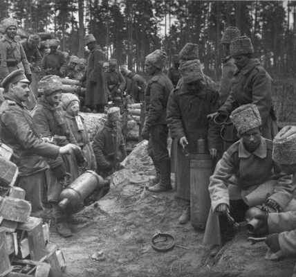 Russische Soldaten bereiten Chlorflaschen für einen Gasangriff auf deutsche Stellungen vor, 1916