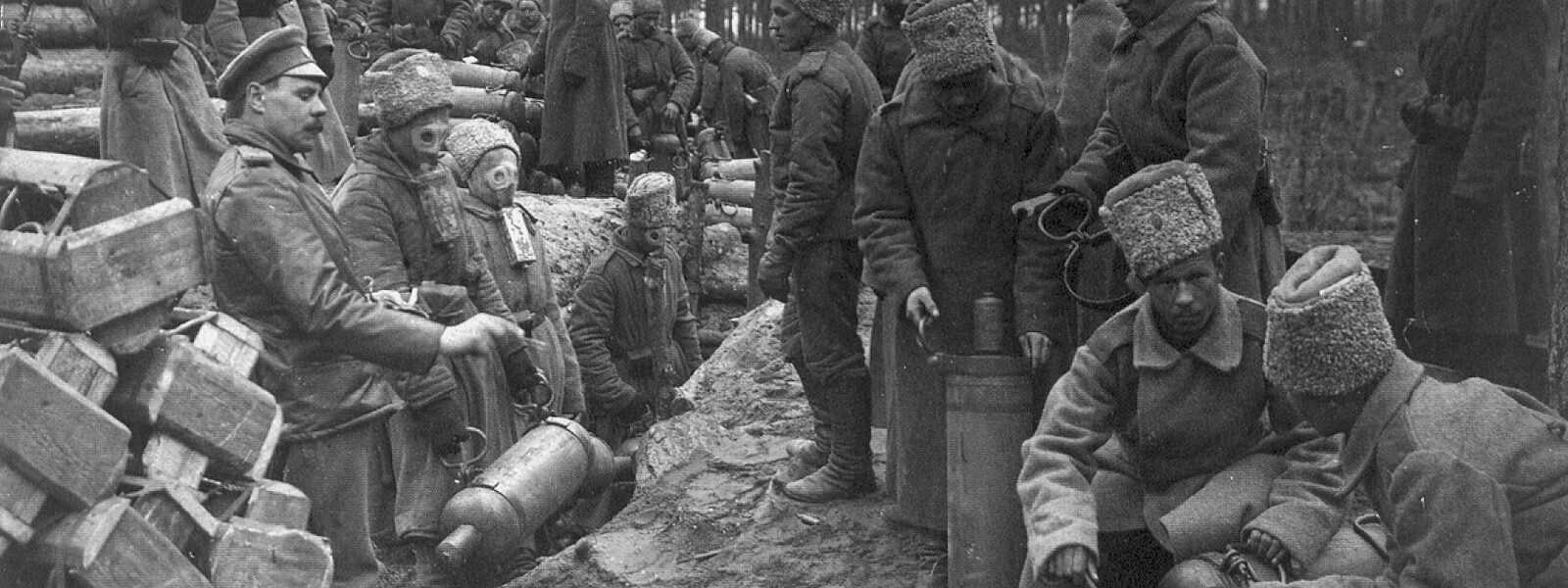 Russische Soldaten bereiten Chlorflaschen für einen Gasangriff auf deutsche Stellungen vor, 1916