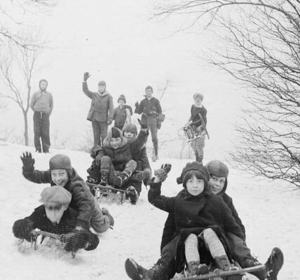 38+ Schwarz-Weiß-Schnappschüsse zeigen den Alltag in Berlin im Winter 1964