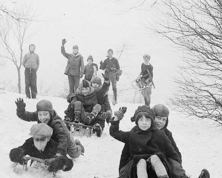 38+ Schwarz-Weiß-Schnappschüsse zeigen den Alltag in Berlin im Winter 1964