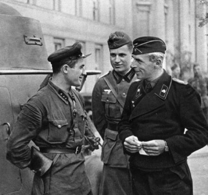 Sowjetische und deutsche Offiziere treffen sich in der polnischen Stadt Brest, 1939