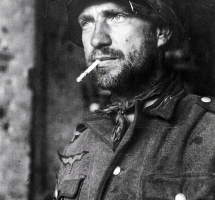 Ein deutscher Soldat mit einem Abzeichen auf der Brust, Stalingrad, 1942