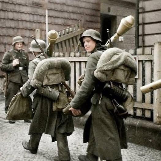 Herzzerreißende Fotos von Kindersoldaten aus dem Ersten und Zweiten Weltkrieg .