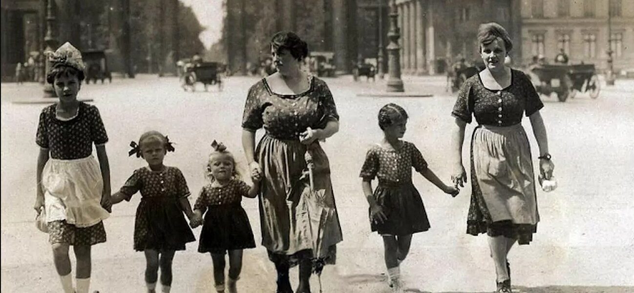 Fesselnde Straßenszenen aus dem Berlin der 1920er Jahre in beeindruckenden Fotografien